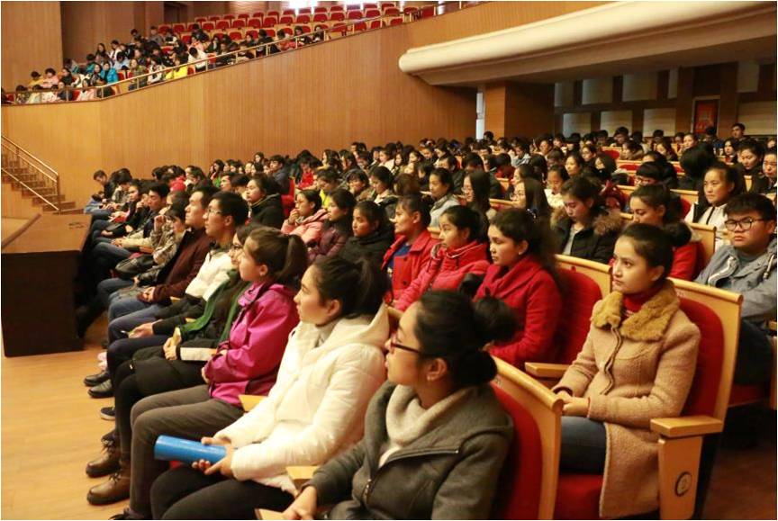 认真听讲座的同学们