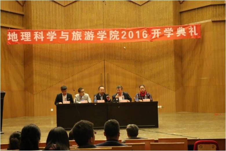 院领导介绍学院机构设置及专业特点