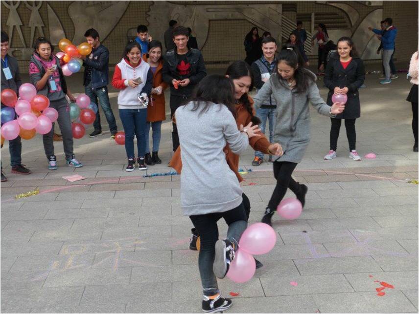 激烈的踩气球游戏