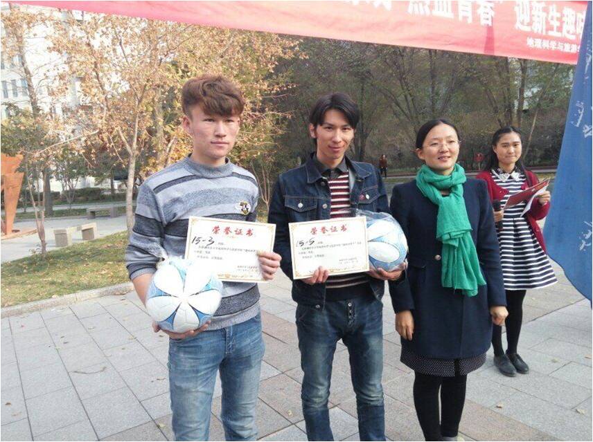 辅导员对获奖班级进行颁奖