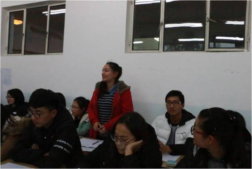 同学们积极回答问题